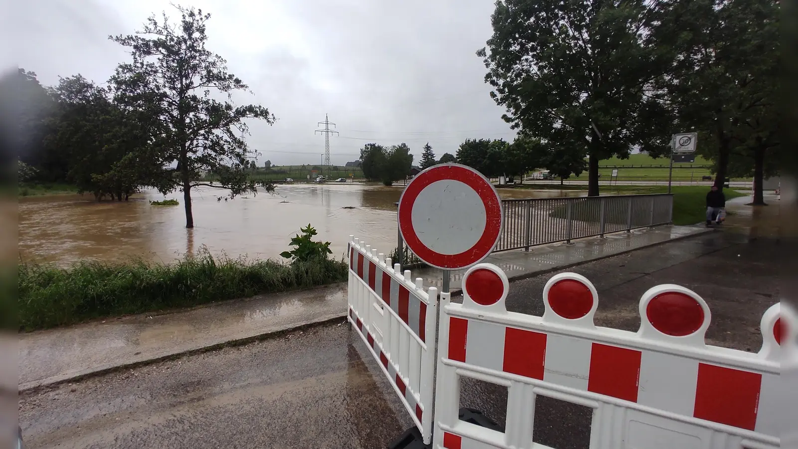 Die Abens vor Au in der Hallertau sorgte schon am Samstagvormittag für großflächige Überschwemmungen. (Foto: LRA Freising)