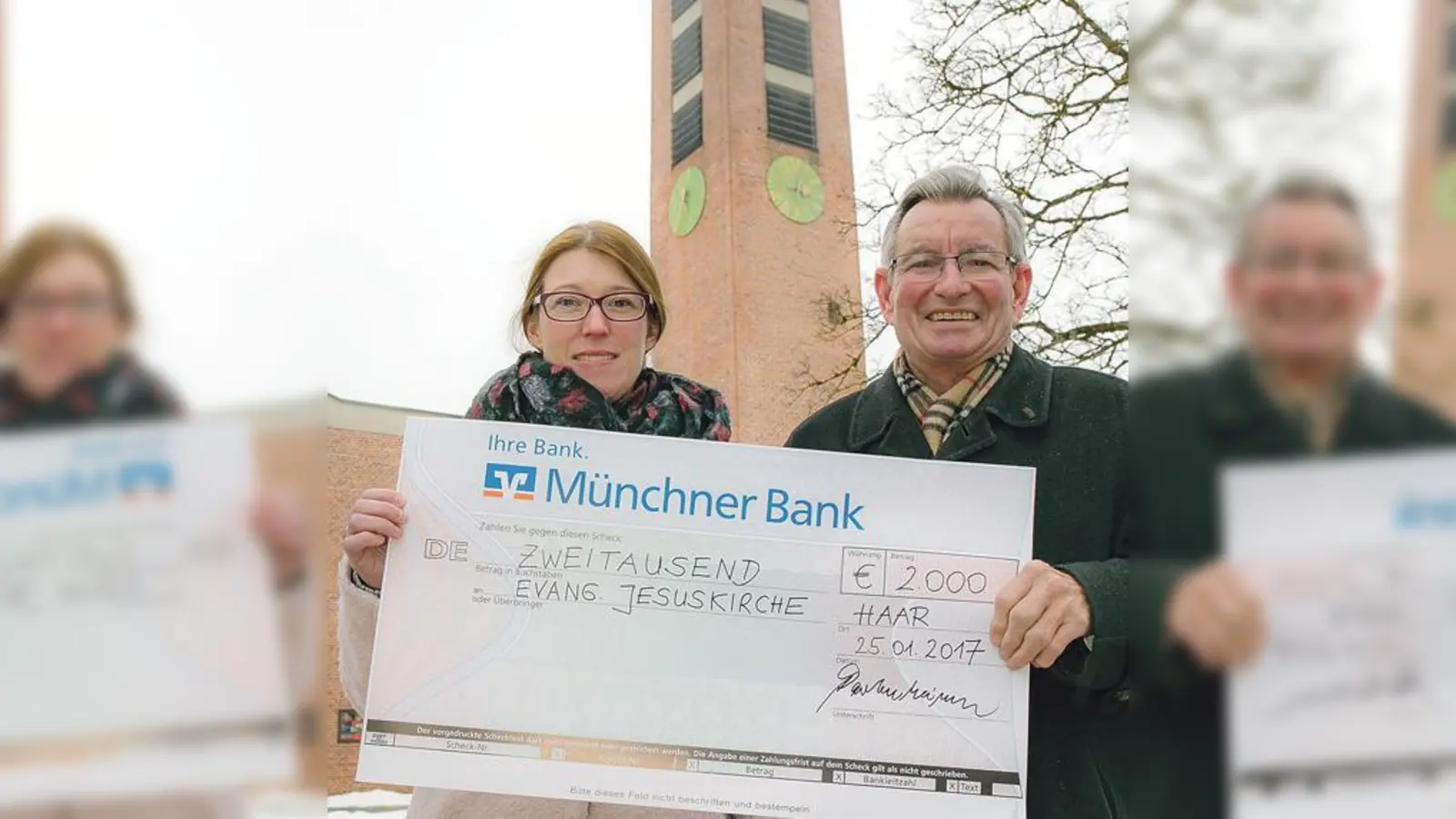 Die evangelische Pfarrerin Dagmar Häfner-Becker zusammen mit Jürgen Partenheimer vom Vorstand der Bürgerstiftung  vor dem maroden Turm.	 	 (Foto: Gemeinde Haar)