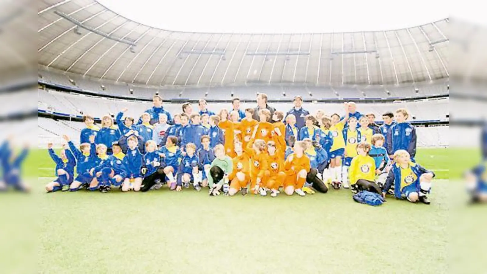 Für junge Fußballfans heiliger Boden: Die Dornacher auf dem Arena-Rasen.	 (Foto: VA)