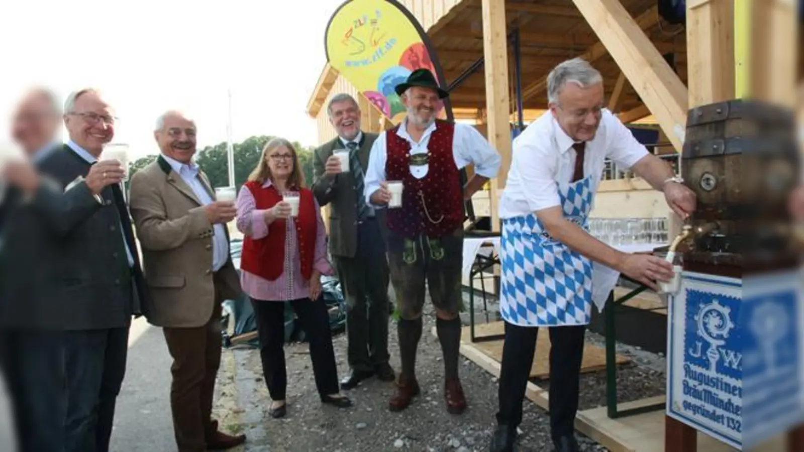 Gesamtleiter Wimmer zapft für Wiesnwirt Winklhofer, Stadtrat Seidl, Ausstellungsleiterin Bölle, LfL-Präsident Opperer und den Vorsitzenden Knoll (v. l). ein Milchfass an.          (Foto: BBV)