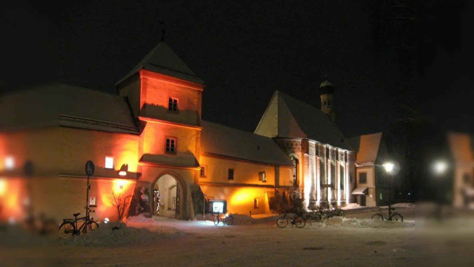 Das einzigartige Ambiente der Blutenburg gibt dem Weihnachtsmarkt einen besonderen Rahmen. (Foto: BBV)