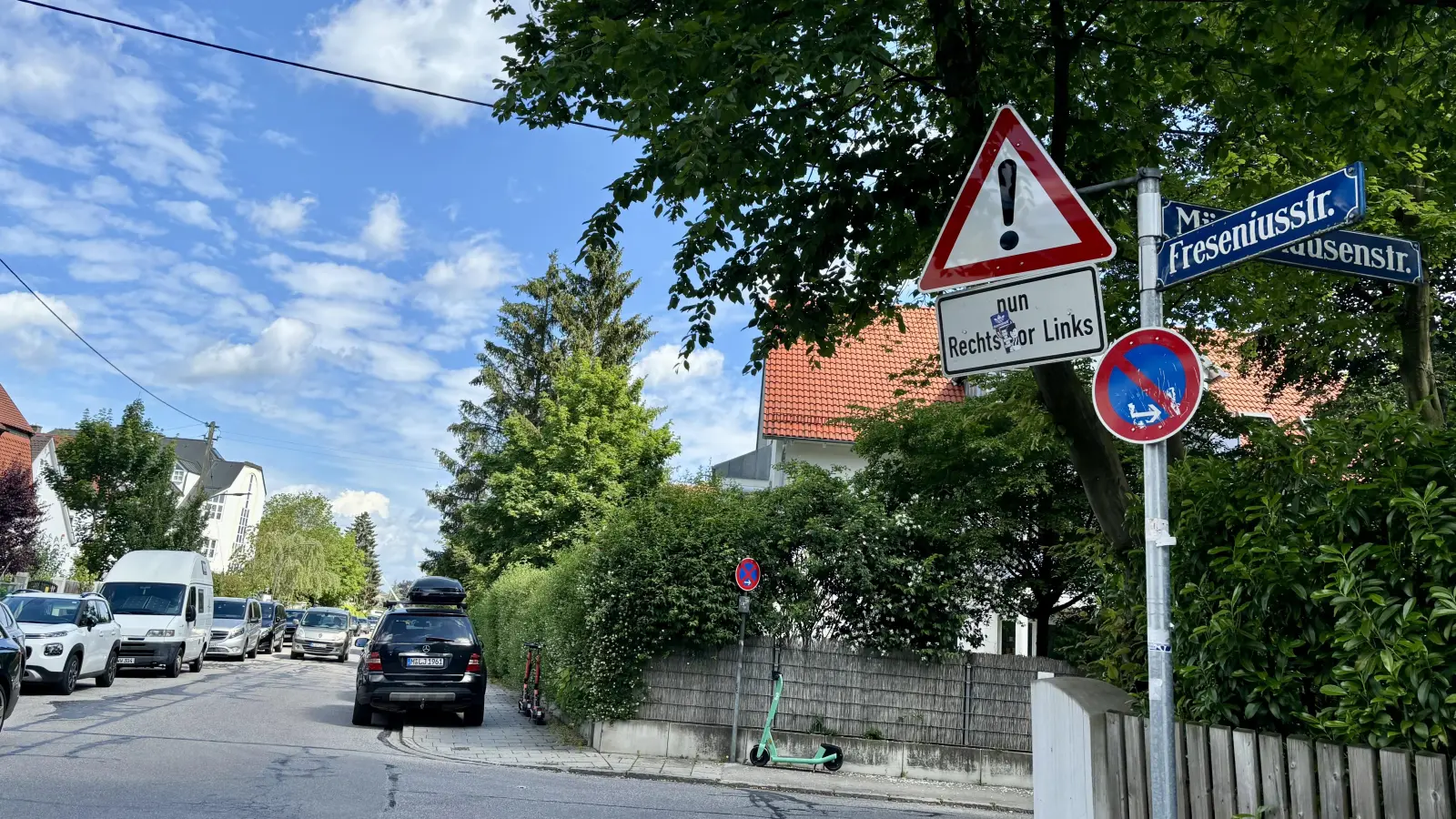 Gehwegparken soll in der Freseniusstraße verboten werden.  (Foto: Ulrike Seiffert)