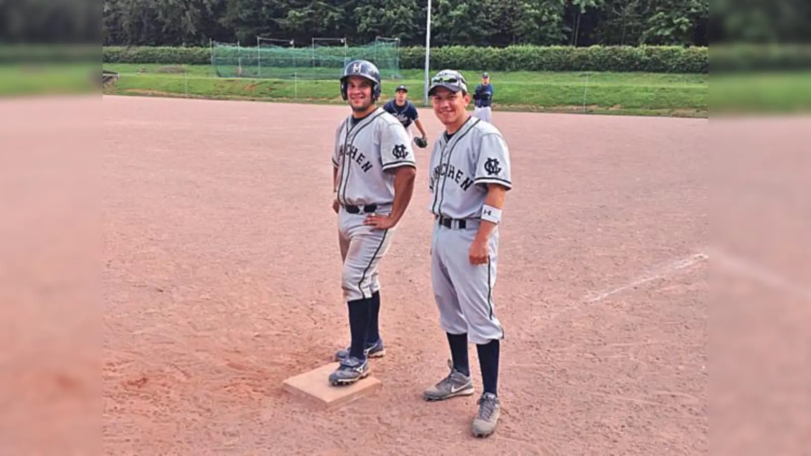Mateo Gatica (links) und Julio Ciapra fröhlich beim 14:1 Sieg im zweiten Spiel gegen Ellwangen. Sie stehen immer noch an der Tabellenspitze.  (Foto: VA)