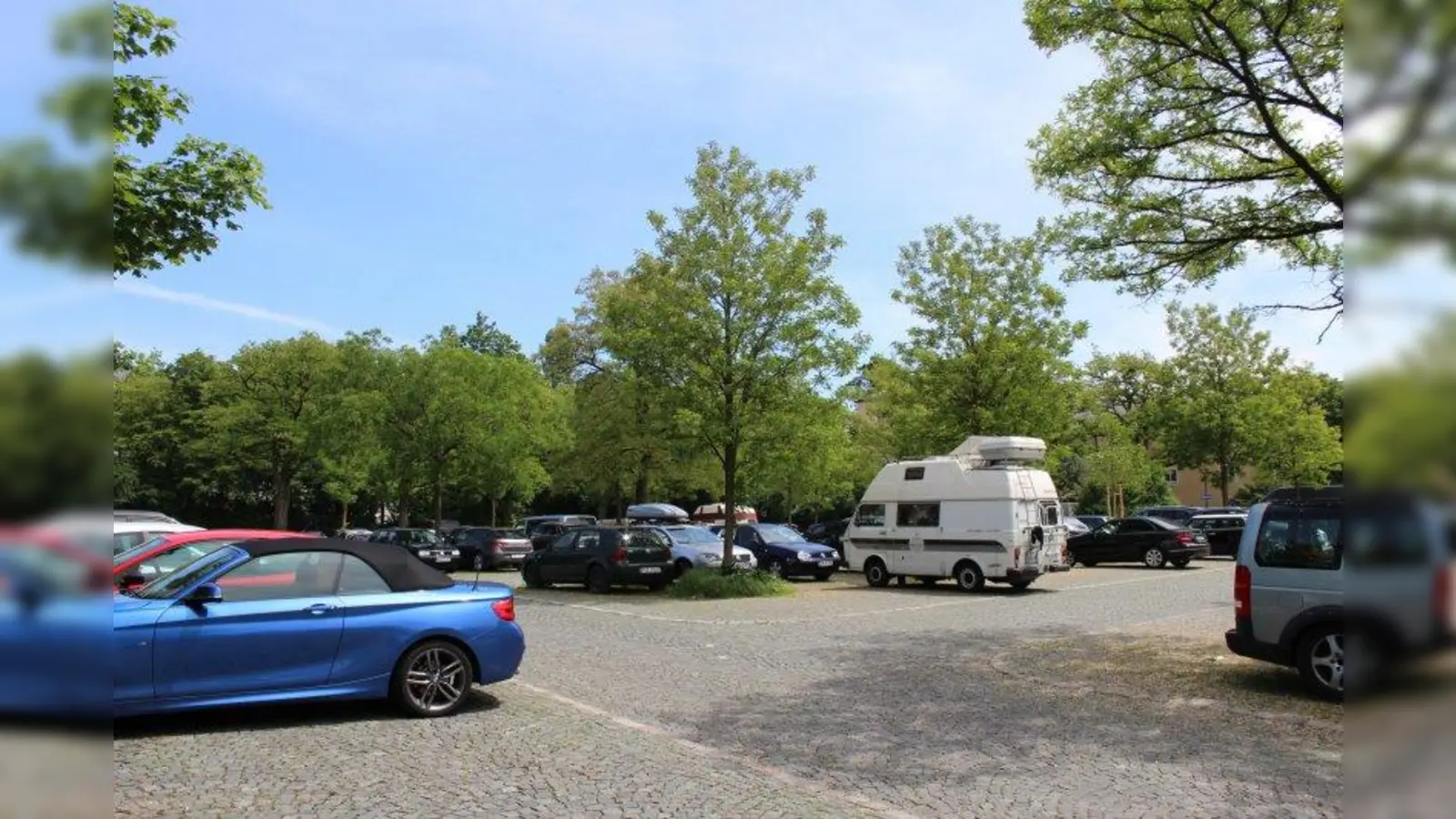 Nach Angaben der Stadt eignet sich der Parkplatz am Reinmarplatz für eine Überbauung mit einem Stelzenbau, um Wohnraum zu schaffen. (Foto: sb)
