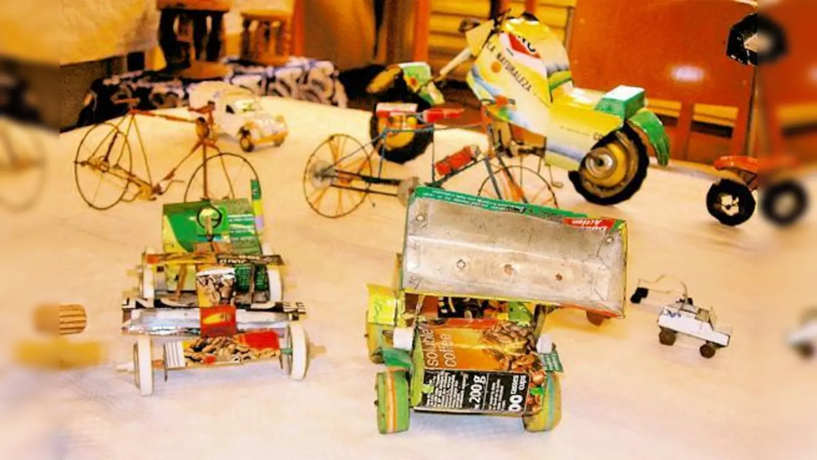 Aus Müll basteln Kinder in Afrika dieses »Recycling-Spielzeug«.	 (Foto: Privat)