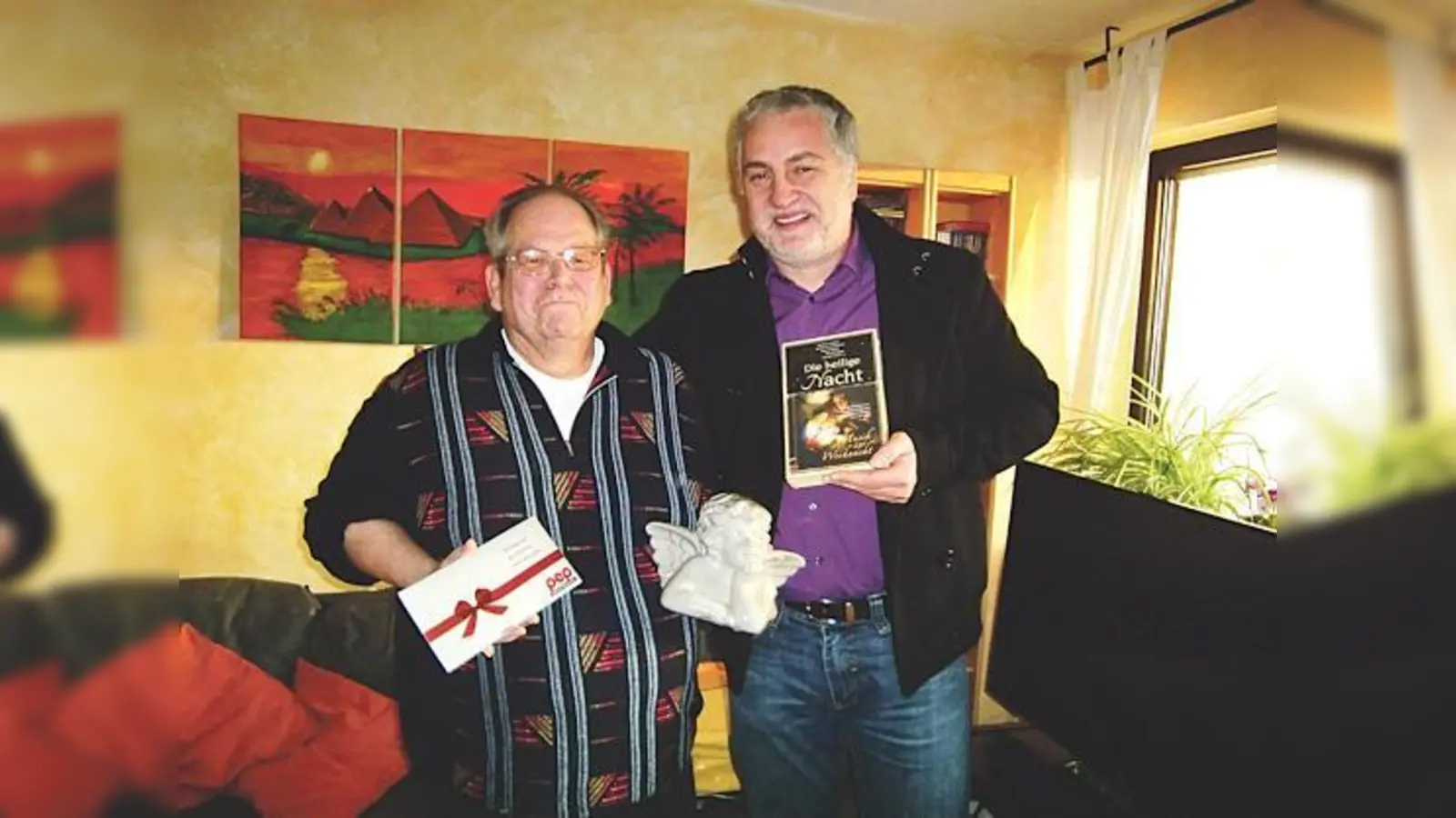 Horst Wiesinger (li.) freute sich über den Gutschein vom pep und das Engelchen, Pfarrer Rhinow, der ihn vorgeschlagen hatte, bekam ein Buch mit CD.	 (Foto: ikb)