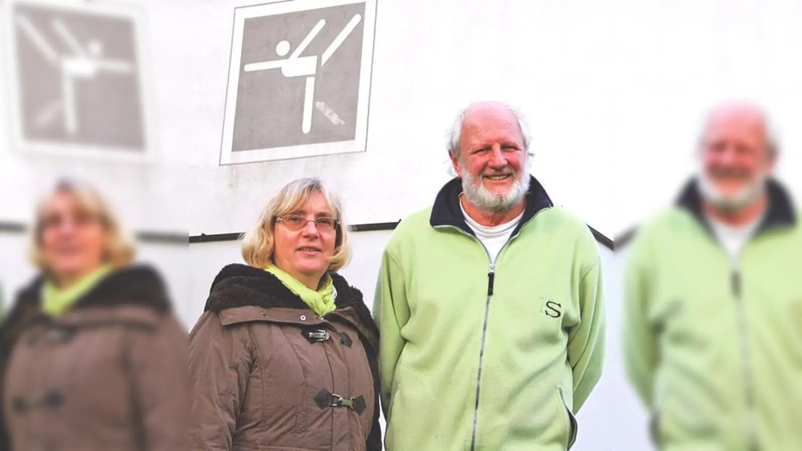 Gabriele Weihmüller-Feil und Peter Veth von der DJK München-Haidhausen vor der Turnhalle des Edith-Stein-Gymnasiums. Der Inklusionssport im Viertel soll weiter ausgebaut werden, sagen die Vereinsvertreter.	  (Foto: js)