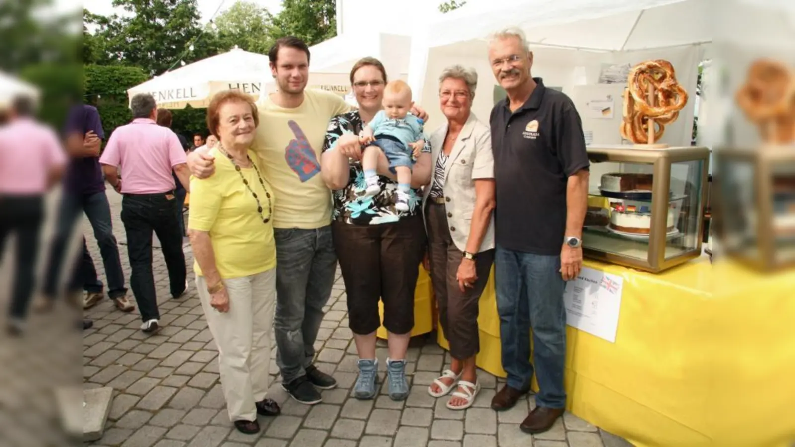 Die Unternehmerfamilie freute sich über das gelungene Fest. V.l. Elfriede Kermeß, Johannes Passian, Marlene Helfer mit Felix, Liebgard und Hans Passian. (Foto: US)