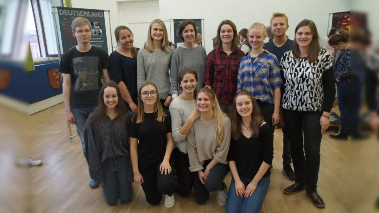 Im P-Seminar „Perspektiven gemeinsam entwickeln” haben die Schüler des Ludwigsgymnasiums mit Lehrerin Susanne-Barbara Huber-Scholl (hi. M.) Gespräche mit Geflüchteten geführt und ihre Ergebnisse zu einer Ausstellung verdichtet. (Foto: iab)