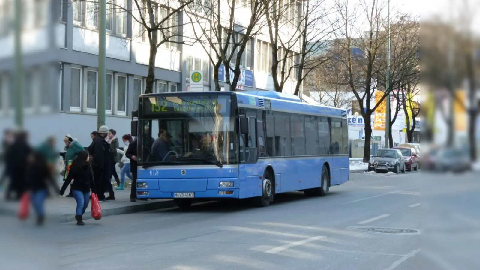 Viele Münchner nutzen den Bus der Linie 152, der wichtige Umsteigepunkte, wie hier die Haltestelle Lautensackstraße, anfährt. Ab Dezember soll die Beschleunigung der Buslinie zu höherem Reisezeitgewinn führen. (Foto: BK)