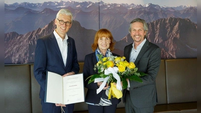 Julia Rother erhielt aus den Händen von Martin Krisam (links, ADAC-Vorstand für Ortsclubarbeit) und ADAC-Südbayern-Vorsitzendem Dr. Gerd Ennser (rechts) die Goldene Ehrennadel in Gold mit Brillanten. Die Ehrung konnte nach negativem PCR-Corona-Schnelltest in kleinem Rahmen stattfinden. (Foto: SL pictures / Leiprecht)