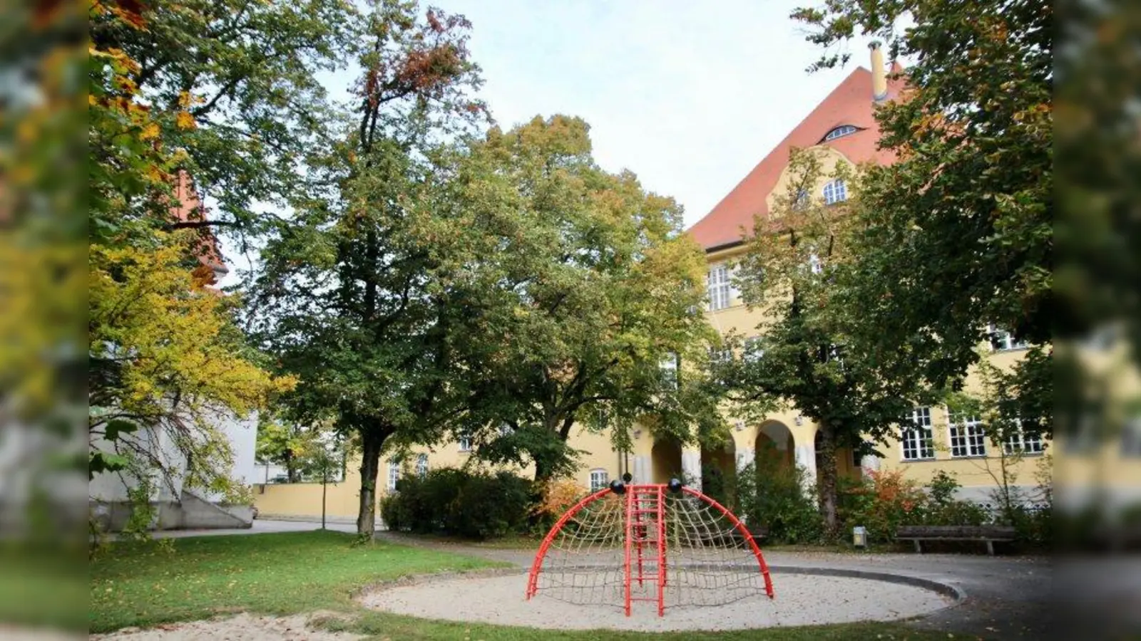 Im Zuge der Umgestaltung wird auch hinter der Pfarrkirche kräftig aufgeräumt. Gebüsche und Zaun kommen weg und es entsteht eine Spiel- und Bewegungsfläche für die Grundschüler. (Foto: us)