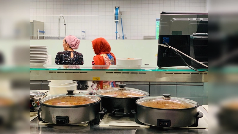 Der Integrationsbeirat der Stadt Garching dankt besonders der türkischen Gemeinde, den Köchen, aber auch dem Rektoren des Werner-Heisenberg-Gymnasiums Armin Eifertinger für die Gasfreundschaft. (Foto: VA)