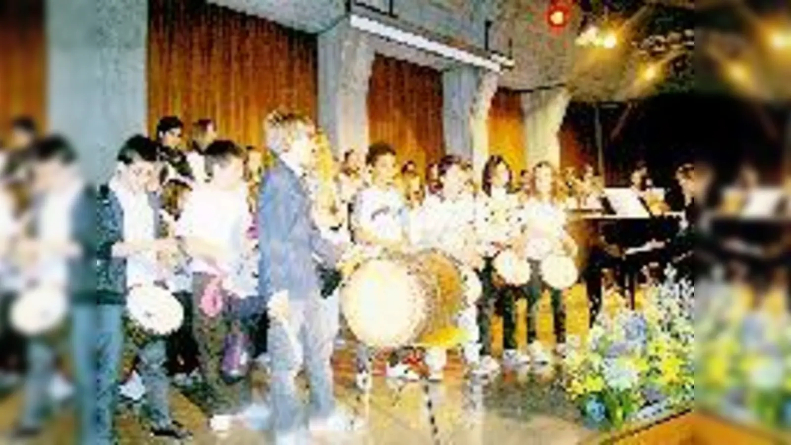 Chor und Instrumentalisten der Städtischen Schulartunabhängigen Orientierungsstufe unterhielten die Festgäste im Schulzentrum.	 (Foto: ka)