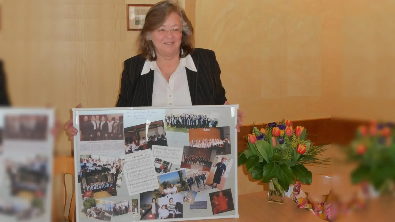 Die Ehrenvorsitzende Helga Meier mit ihren Präsenten. (Foto: pi)