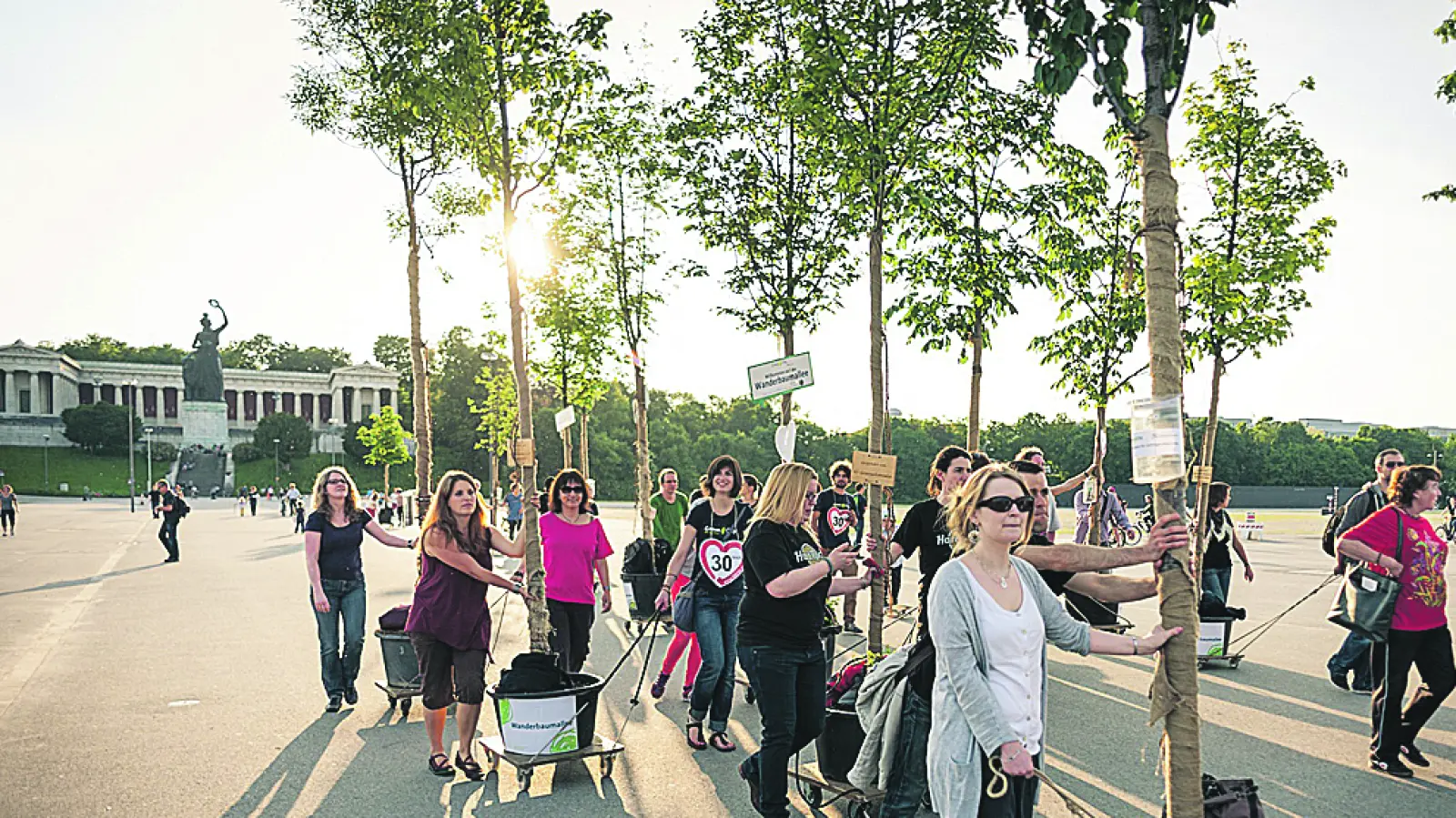 Mit einem Umzug durchs Westend startete die Wanderbaumallee letztes Jahr in die Saison. Von der Theresienhöhe aus zogen die 15 mobilen Bäume ihrer neuen temporären Heimat in der Landsberger Straße entgegen. (Foto: Green City e.V.)