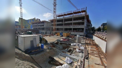 Das sechszügige Gymnasium an der Gmunder Straße mit Dreifeldsporthalle und Außensportanlagen soll 2023 fertig sein. 1.600 Schüler finden hier Platz. (Foto: job)