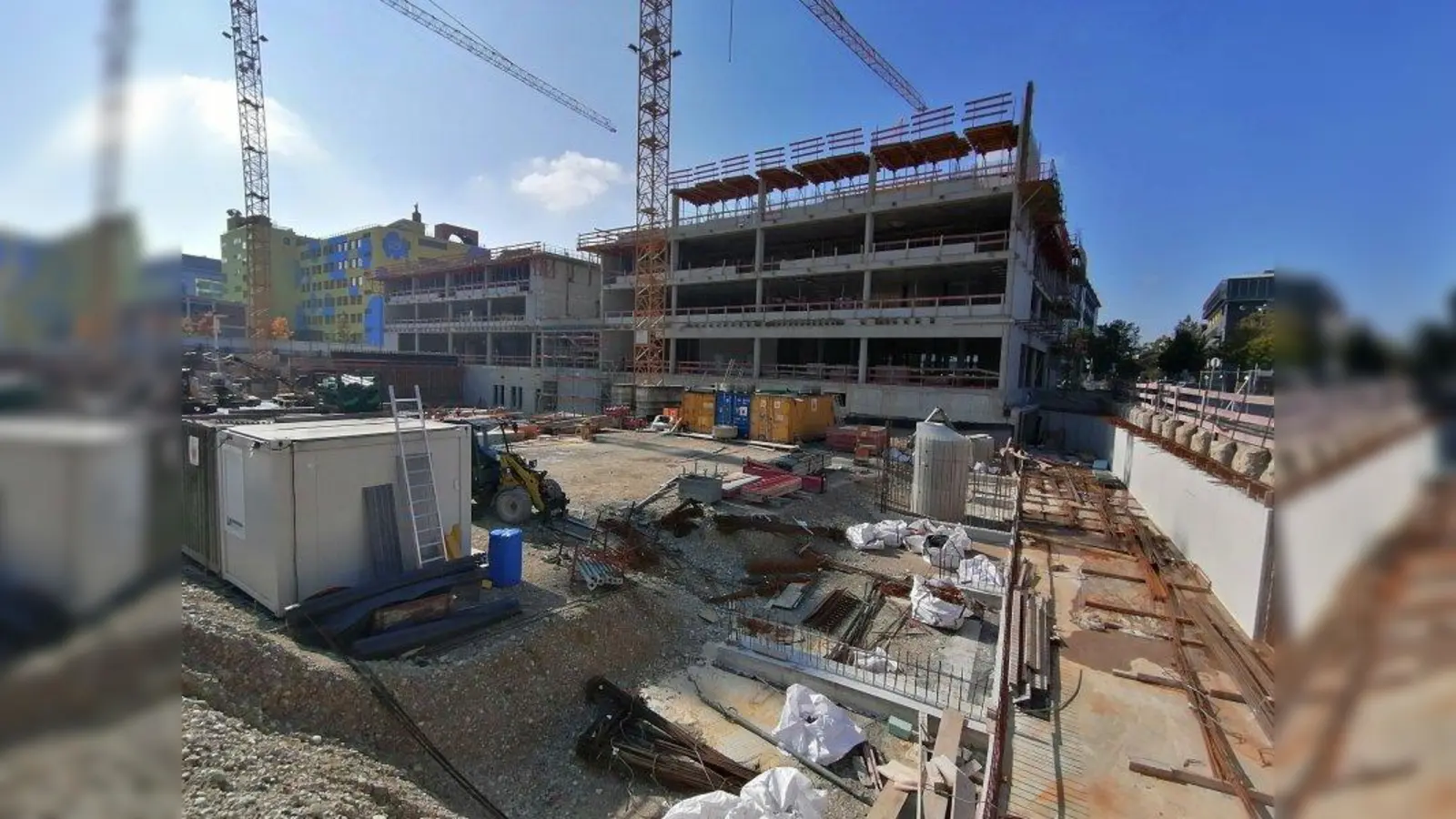 Das sechszügige Gymnasium an der Gmunder Straße mit Dreifeldsporthalle und Außensportanlagen soll 2023 fertig sein. 1.600 Schüler finden hier Platz. (Foto: job)