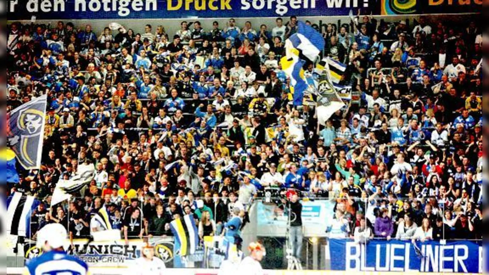 Fans und Verein wünschen sich, dass die Ränge der Olympiahalle am 30. Dezember genauso gefüllt sind wie hier die Olympia-Eishalle. 	 (Foto: Oliver Rabuser)