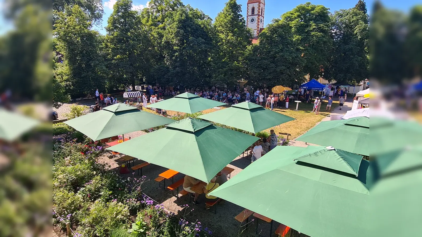 Im Schatten der großen Sonnenschirme lässt es sich gut verweilen bei den 28. Moosacher StadtteilKulturTagen.  (Foto: Isabel Metzger)