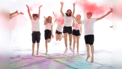 Die Theaterklassen führen ihre erste Eigenproduktion mit dem Titel „Schule des Lebens” auf. Im Bild sind die „Feuer-Kinder”. (Foto: Silvana Jungkunz)