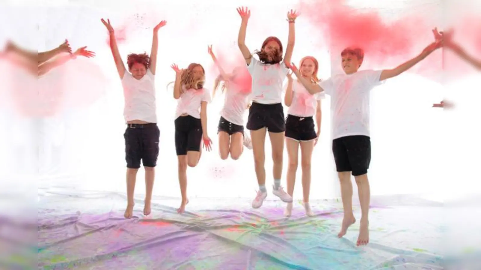 Die Theaterklassen führen ihre erste Eigenproduktion mit dem Titel „Schule des Lebens” auf. Im Bild sind die „Feuer-Kinder”. (Foto: Silvana Jungkunz)