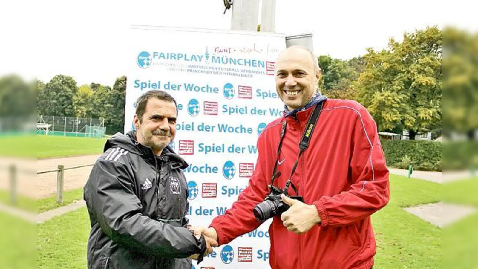 Tobias Pollinger, Trainer TSV Milbertshofen (links), und Jozo Ereiz vom FC Croatia nach dem Spiel.	 (F.: U.S.)