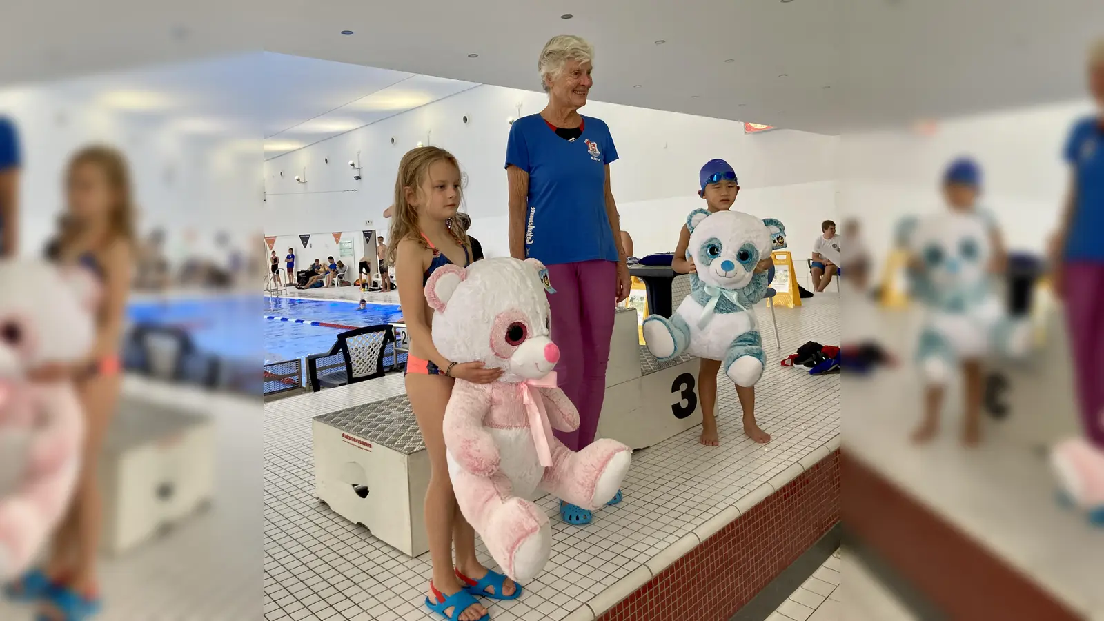 Die Jüngsten wurden geehrt: Traditionsgemäß wurde diese Ehrung von der ältesten Teilnehmerin Maren Piskora (Mitte, Jahrgang 1934) übernommen. Laura Kleinert (2015) sowie Timo Deng (2015) freuten sich über ihre Teddybären.<br><br> (Foto: SSG Neptun)