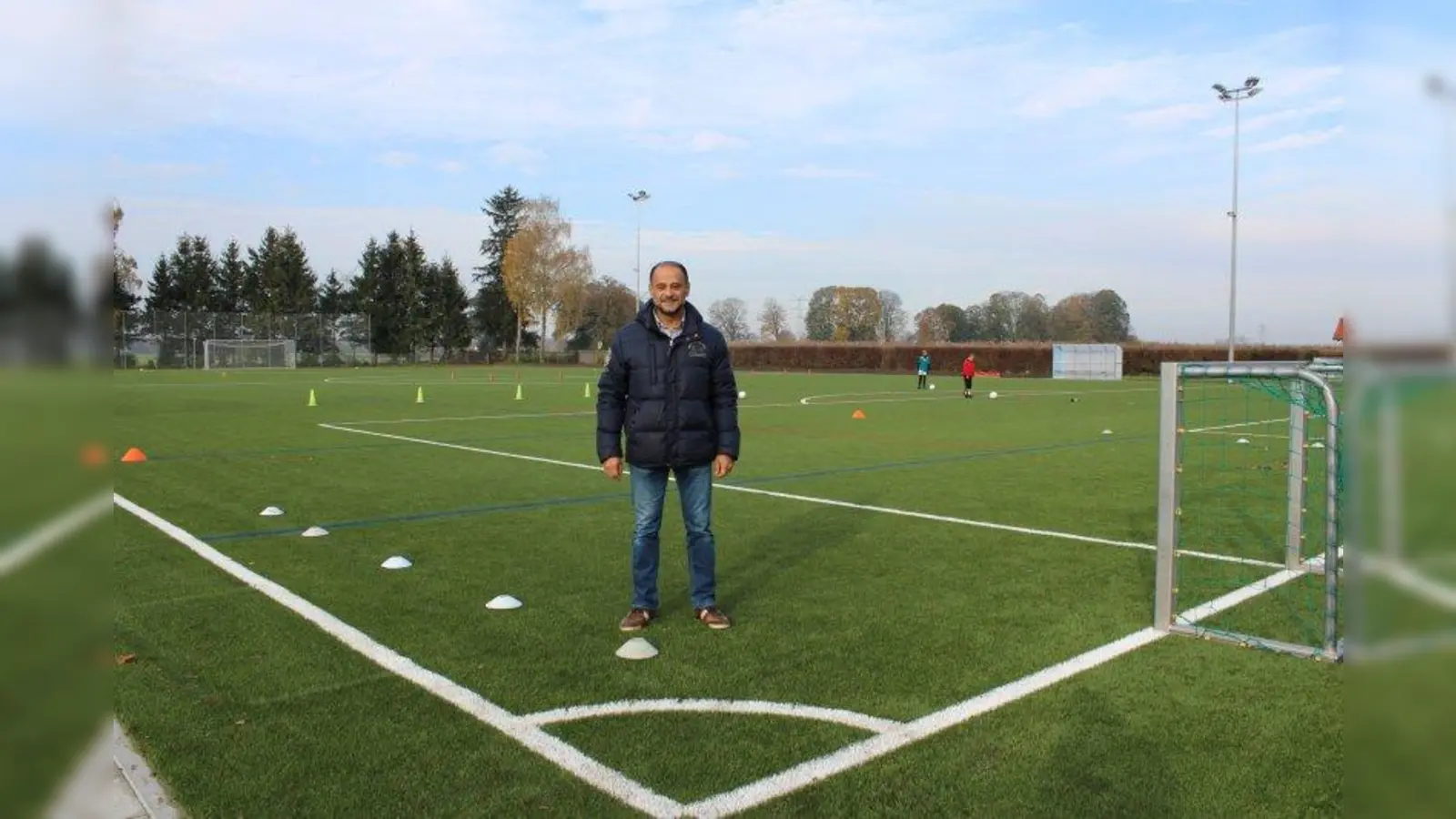 Farhid Habibi, 2. Vorsitzender des TSV Allach 09, auf dem neuen Kunstrasenplatz des Vereins. (Foto: sb)
