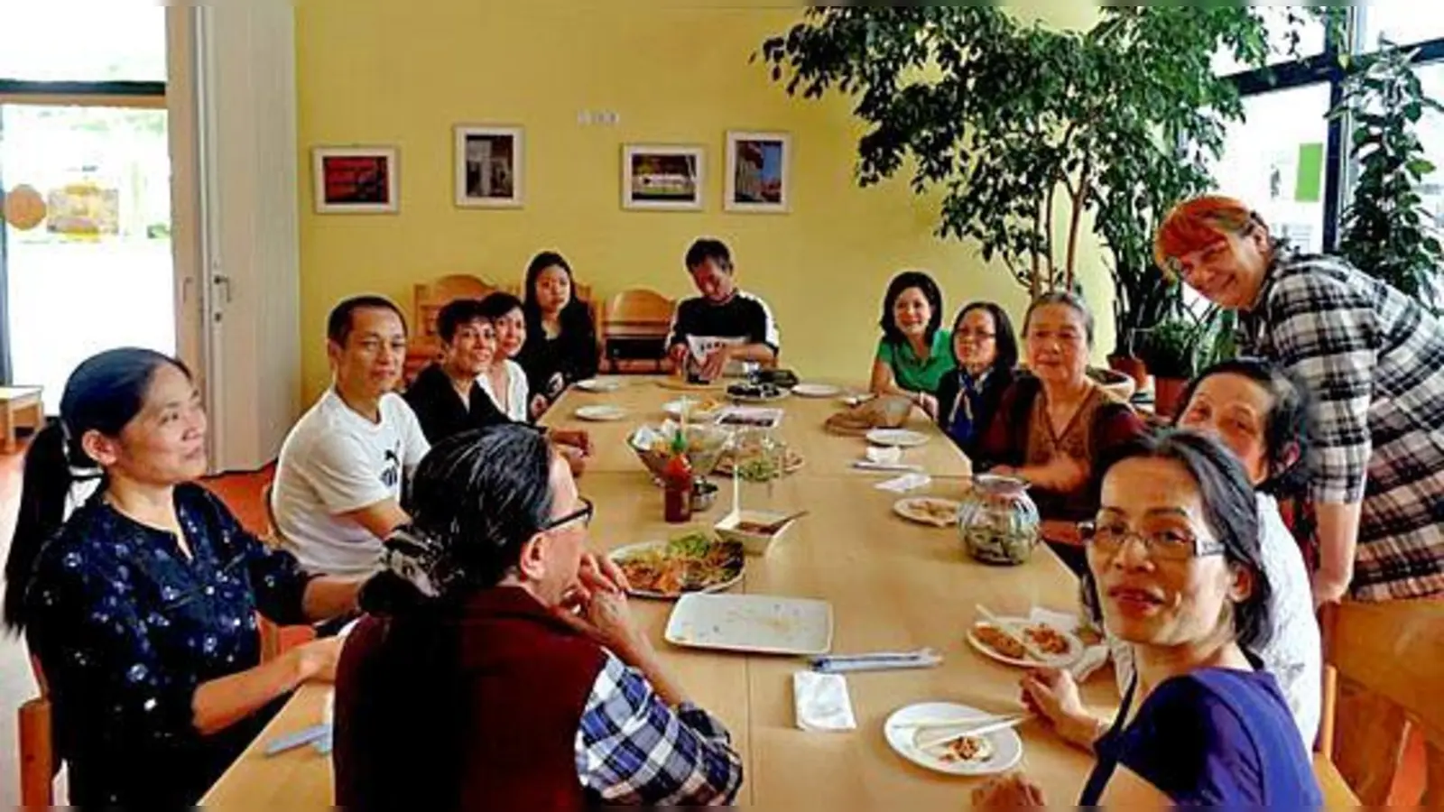 Vorne re.: Kimlan Nguyen 2. DVB-Vorsitzende, 3. von re.: Christine Maier vom Stadtteilbüro Neuperlach, vorne li.: Kim Huong Pham Bindeglied zwischen Stadtteilbüro und dem Verein und viele fleißige Helfer bei der Übergabe des Spendengeldes.  (F: priv.)