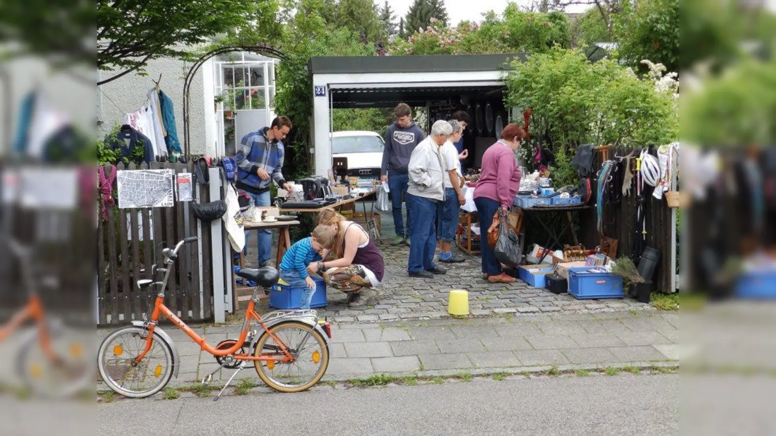 Ratschen, stöbern, kaufen: Die Hofflohmärkte sind nicht nur ein Umschlagplatz für alte Schätze sondern beleben auch die Kommunikation im Viertel. (Foto: pi)