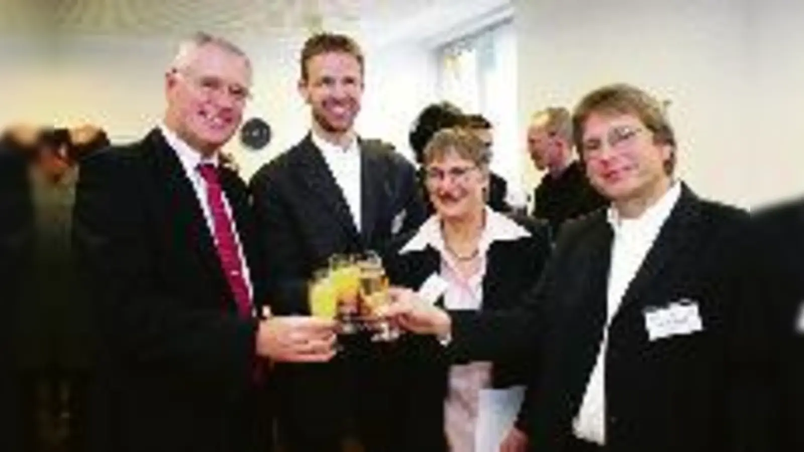 Gar nicht traurig: Elfriede Seus-Seberich bei ihrer Verabschiedung mit Reinhold Bauer (l.), geschäftsführendes Vorstandsmitglied des Vereins SOS-Kinderdorf, und ihren beiden Nachfolgern Michael Balk (2. v. l.) und Bernhard Kühnl.  (Foto: ko)