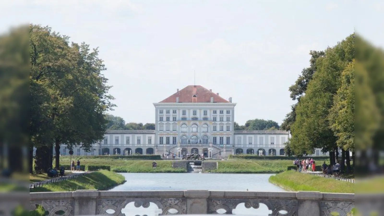 An diesem Wochenende öffnen viele bayerische Schlösser wieder ihre Pforten für Besucher, darunter auch Schloss Nymphenburg. Dort kann auch die frisch renovierte Schönheitengalerie besichtigt werden. (Foto: lsc)