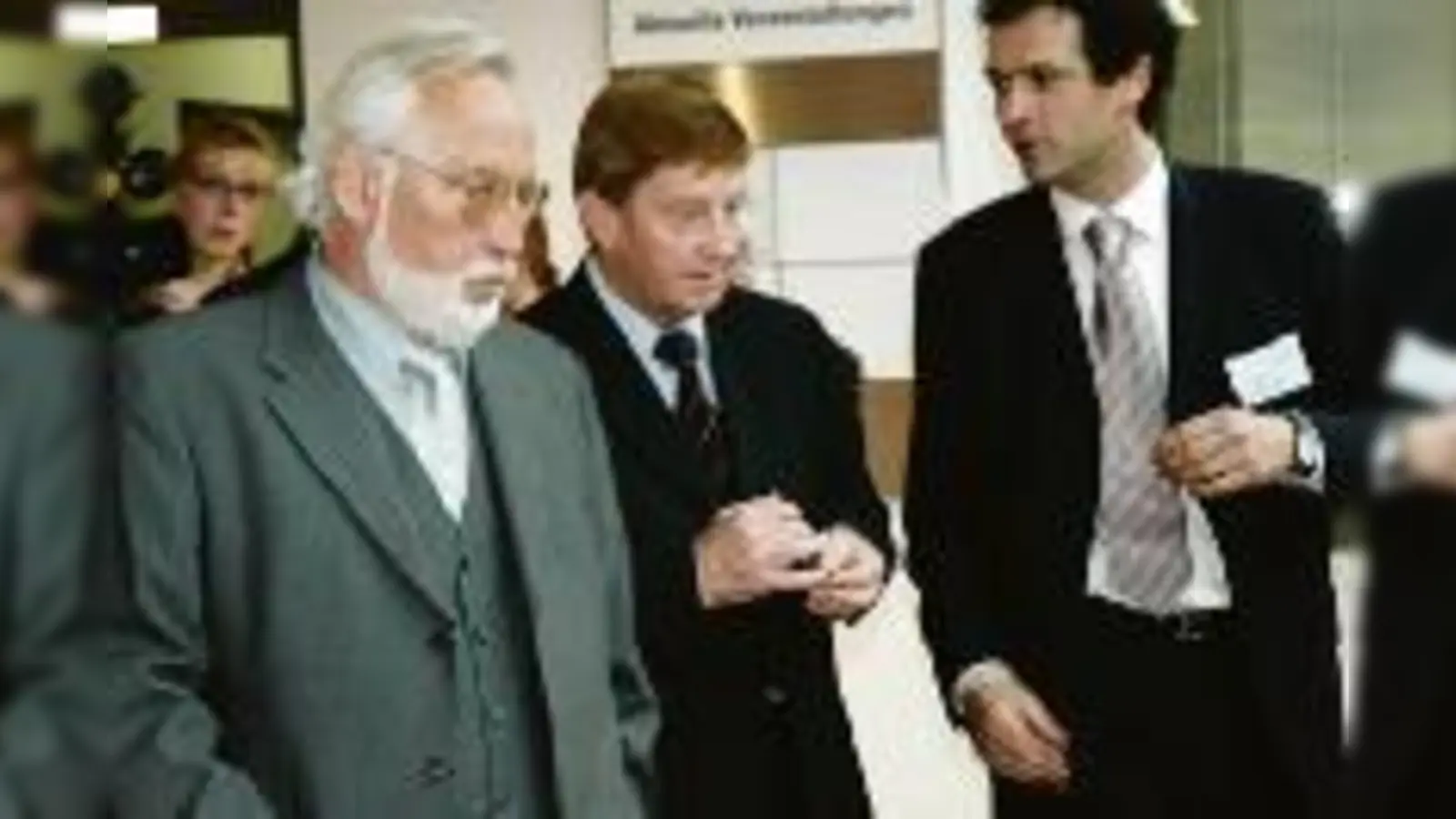 Hoher Besuch auf der Inoventec: Schirmherr Dr. Otto Wiesheu mit Dr. Franz Glatz, Geschätsführer gate, (r.) und Franz Niedermaier, Coach im gate.	  (Foto: gate)