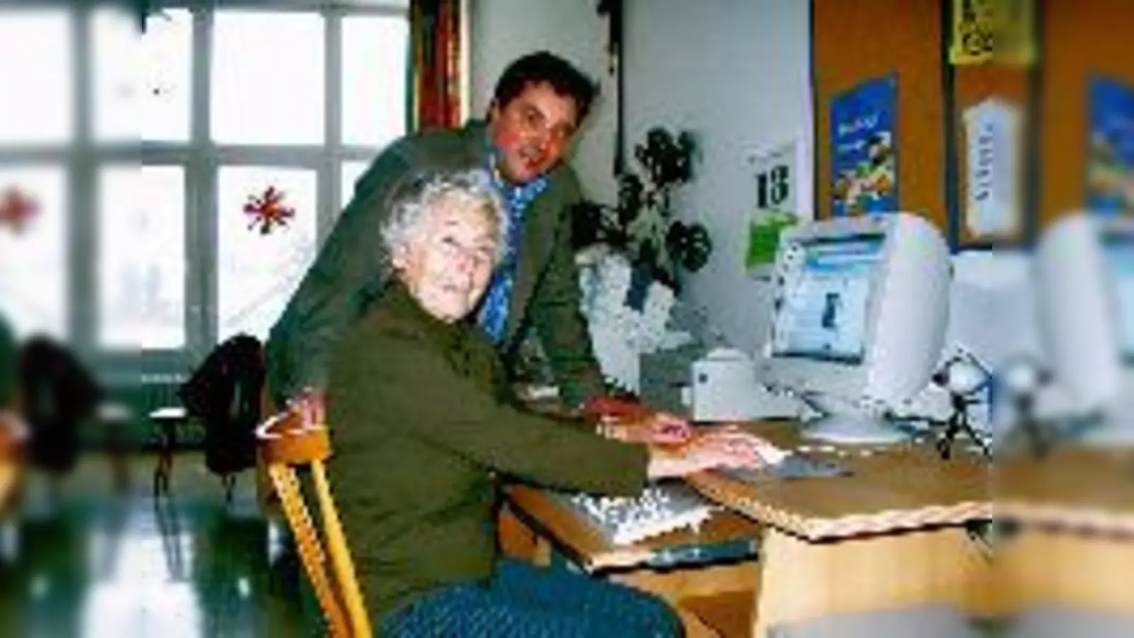 Ulrich Egger, Leiter des ASZ Schwabing-West, führt Therese Piotrowski in die Welt des Internet ein.	 (Foto: aw)