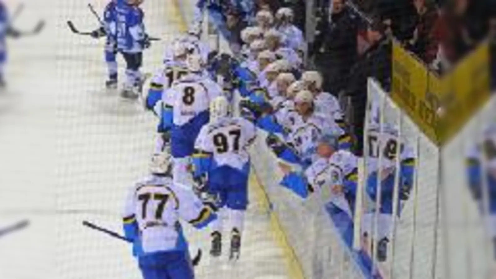 Die Spieler des EHC sind fit, nicht nur im Abklatschen; nicht nur in der Aufholjagd. Für den Sieg in Schwenningen hat es aber nicht gereicht.    (Foto: Heike Feiner)