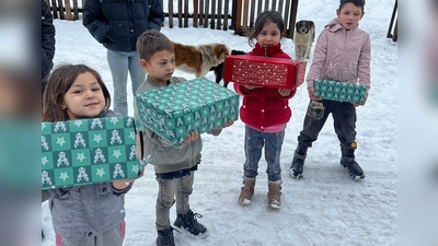 Viele glückliche Gesichter gab es über die Päckchen der Klawotte in Unterhaching. (Foto: Goltios)