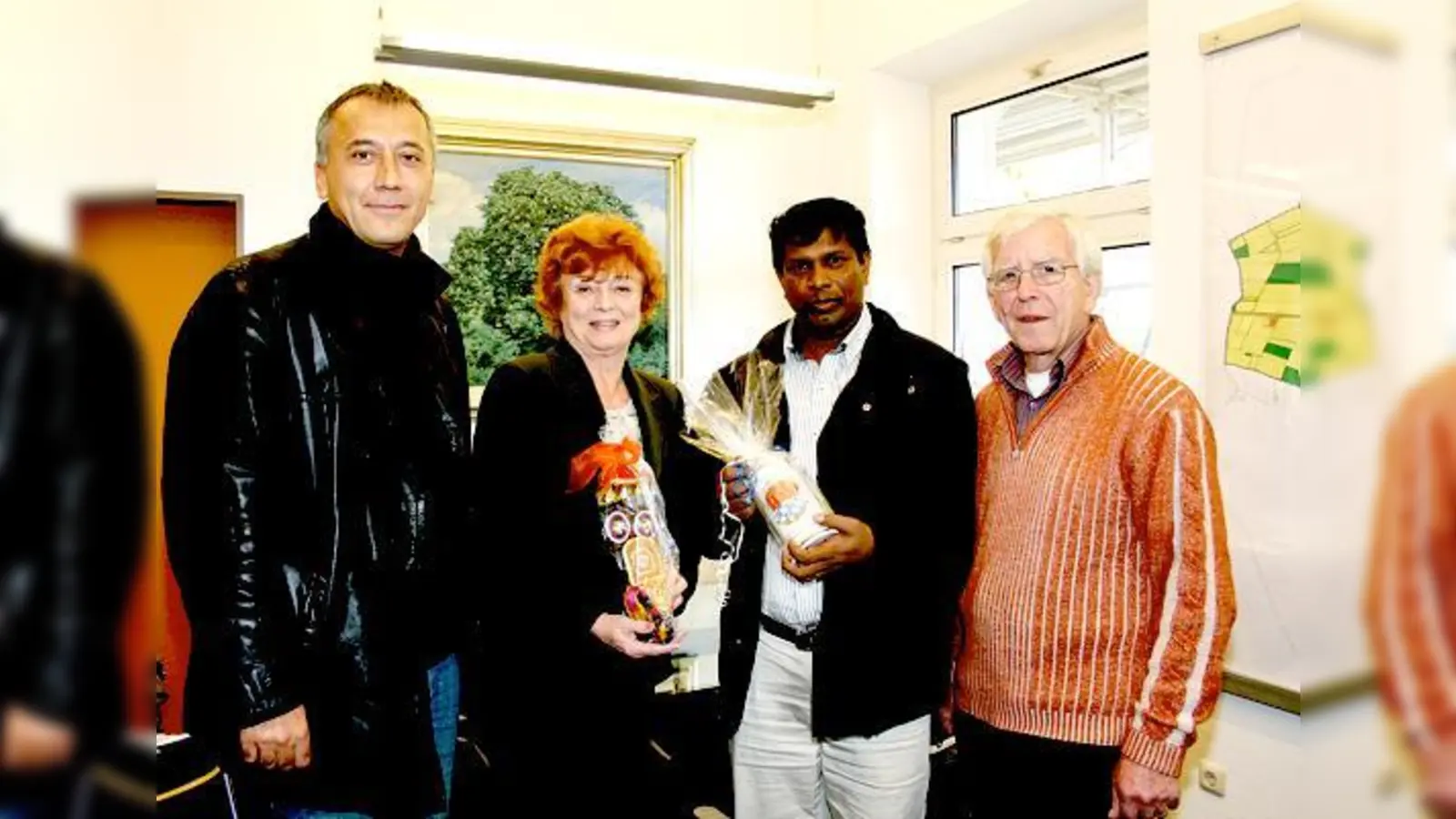 Unser Bild zeigt (v. l.): Deniz Dadli (Planet ,O), Bürgermeisterin Elisabeth Ziegler, Father Antó Joris und Christian Klages (Verein Hilfe in Indien e. V.).  	 (F.: sl)