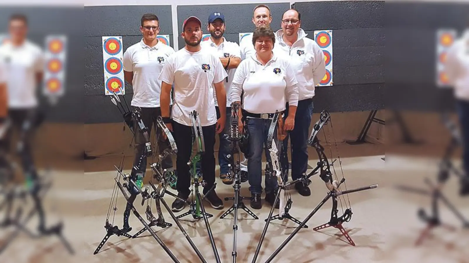 Moritz Wöllinger, Michael Schöpperle, Tim Hofmann, Anja Englberger vor Markus Förster sowie Mannschaftsführer und Trainer Stephan Englberger (v. li.). 	 (Foto: Verein)