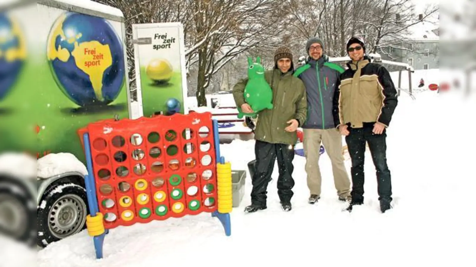 Wenn Yakup Generekli, Ansgar Beyerle und Martin Baumgartner (v. li.) ihre Spielgeräte mitbringen, werden sie schnell von Kindern umringt.	 (Foto: js)