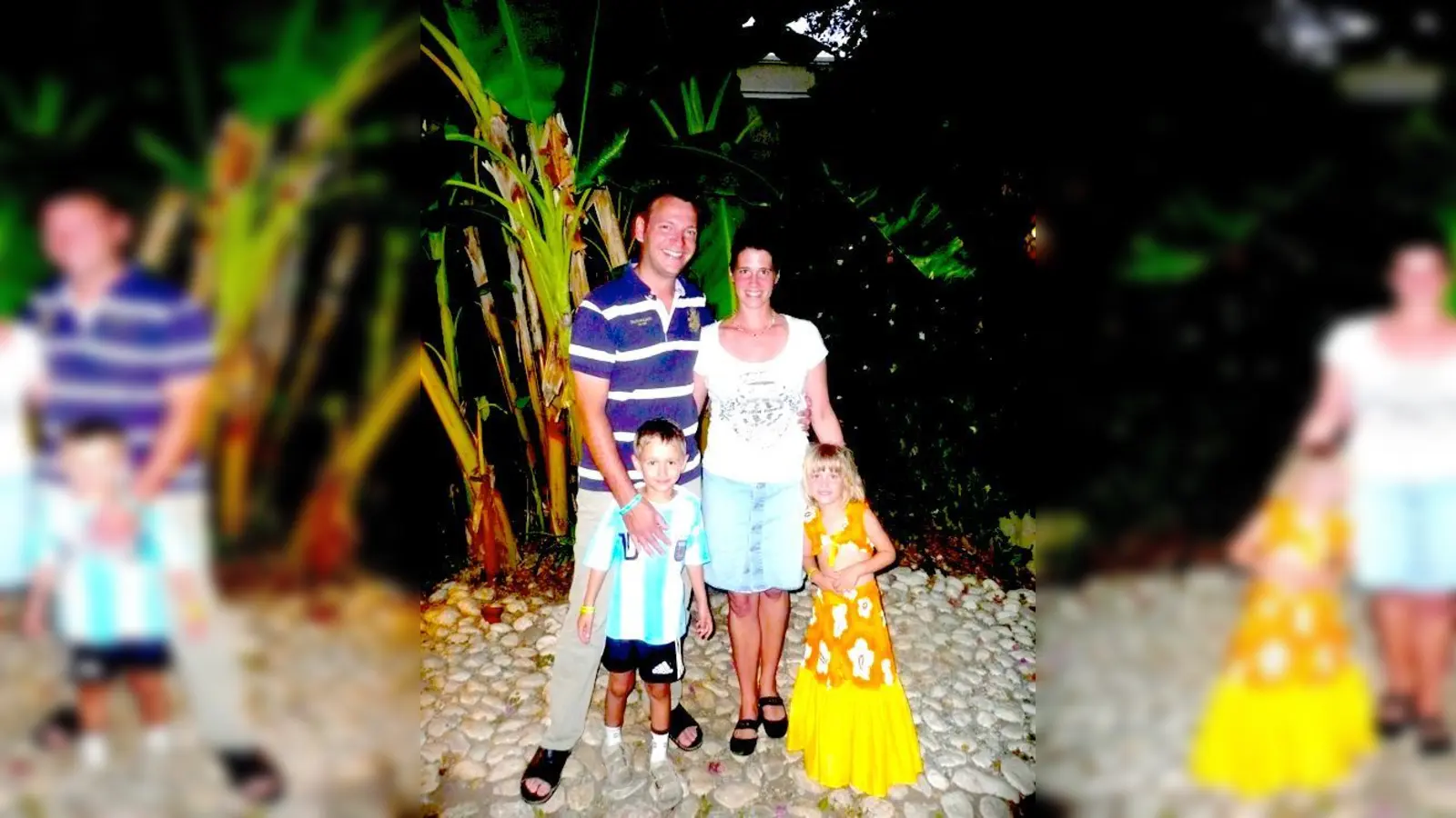 Das ist Leo (links), in den sich die kleine Neela im Urlaub so verguckt hat. Über die süße Geschichte freuen sich auch Leos Eltern Nicole und Manuel Gatz mit Schwester Nina.  (Foto: Privat)