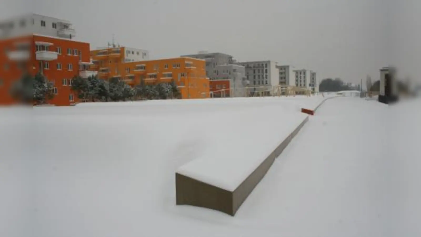 Der Spielbereich für Kleinkinder auf dem Freizeitgelände des „Bahndeckels” – noch von Schnee bedeckt – ist an den Rand verlegt worden. Grund: Elektromagnetische Strahlen im Zentrum könnten die Gesundheit von Kleinkindern unter Umständen beeinträchtigen. (Foto: tg)