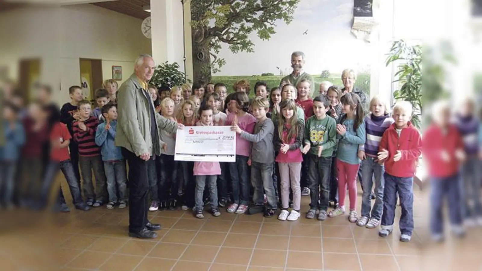Schulleiter Peter Bachmeier (Mitte hinten) ist stolz auf seine sportlichen, hilfsbereiten Schüler.	 (Foto: privat)