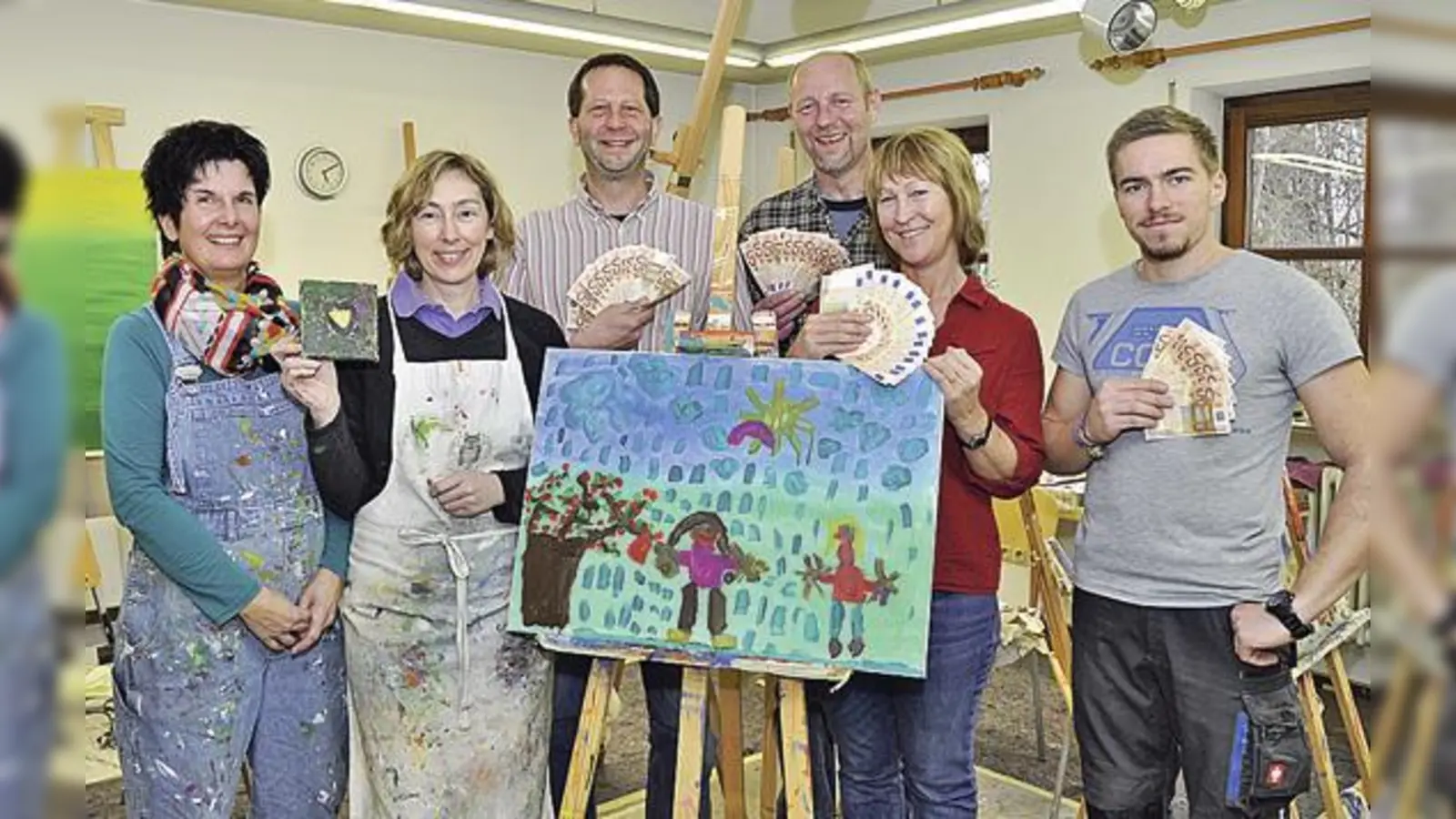 Gaby Müller und Jutta Seyfried freuen sich über die Spende, die Christbaumbiker Michael Kossbiel, Christian Beindner, Andrea Behrend und Jan Freese überbrachten (von links). 	 (Foto: S. Föll)
