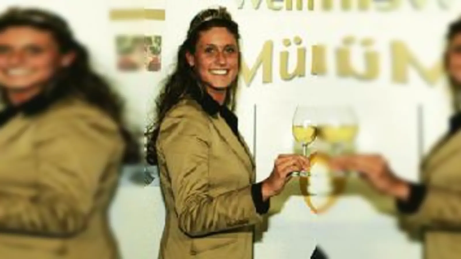 Weinkönigin Petra Zimmermann mit Wilfrid Spronk, Geschäftsführer der Olympiapark München GmbH stoßen schon mal auf die Weinwelt an.  (Foto: VA)