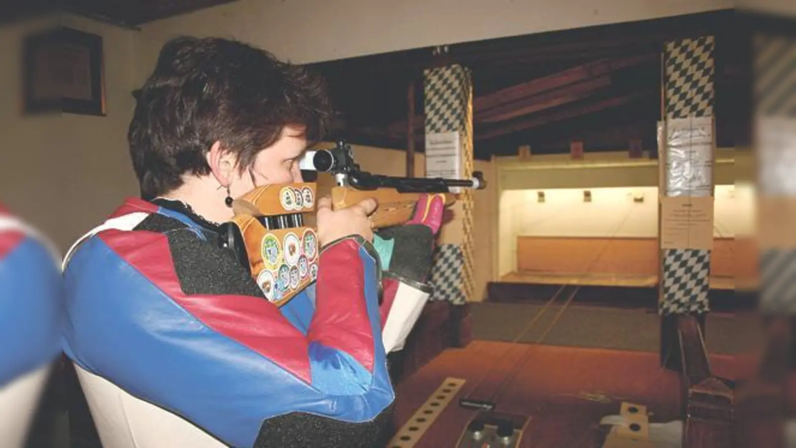 Hier ist Konzentration und eine hohe Treffgenauigkeit gefragt. Am »Wochenende der Schützenvereine« dürfen Besucher wie hier im Bergl Oberschleißheimdas Schießen für sich entdecken.	 (Foto: WS)