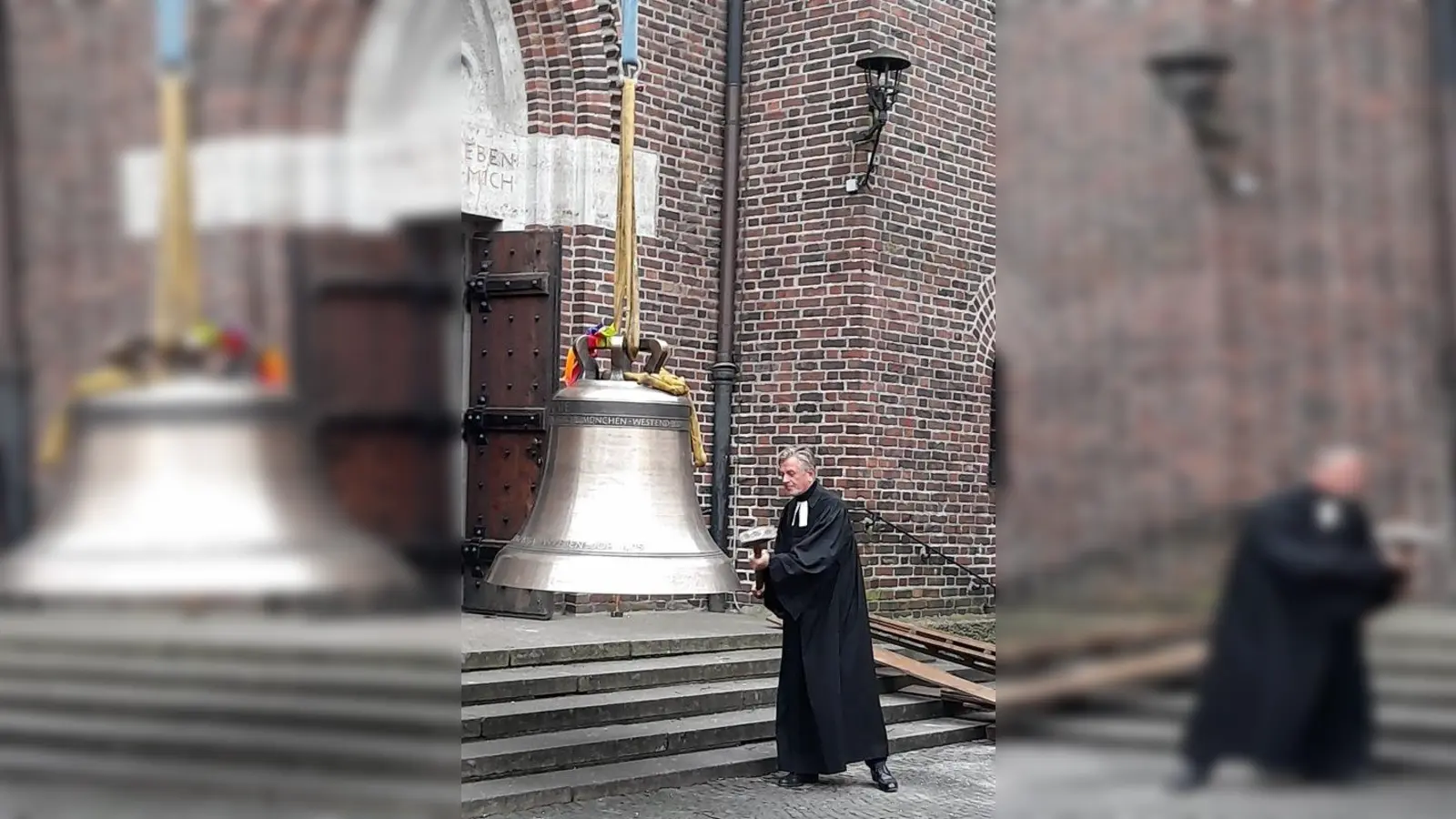 Pfarrer Bernd Berger schlug noch drei Mal die neue Glocke, bevor sie in den Kirchturm der Auferstehungskirche gehoben wurde. (Foto: kö)