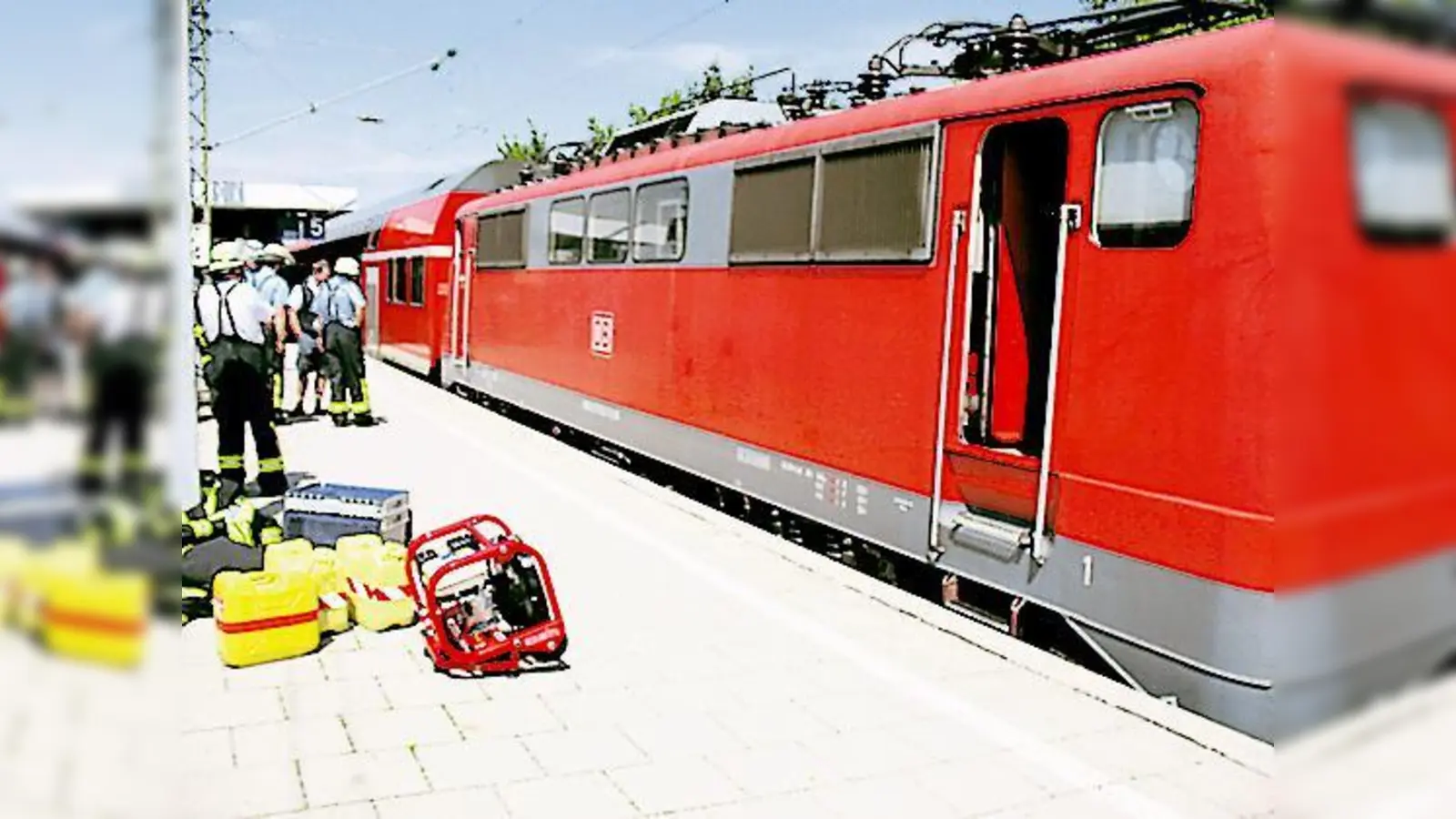 Die Feuerwehr Haar musste die Lok des Regional­express München-Salzburg kontrollieren.   (Foto: FFH)