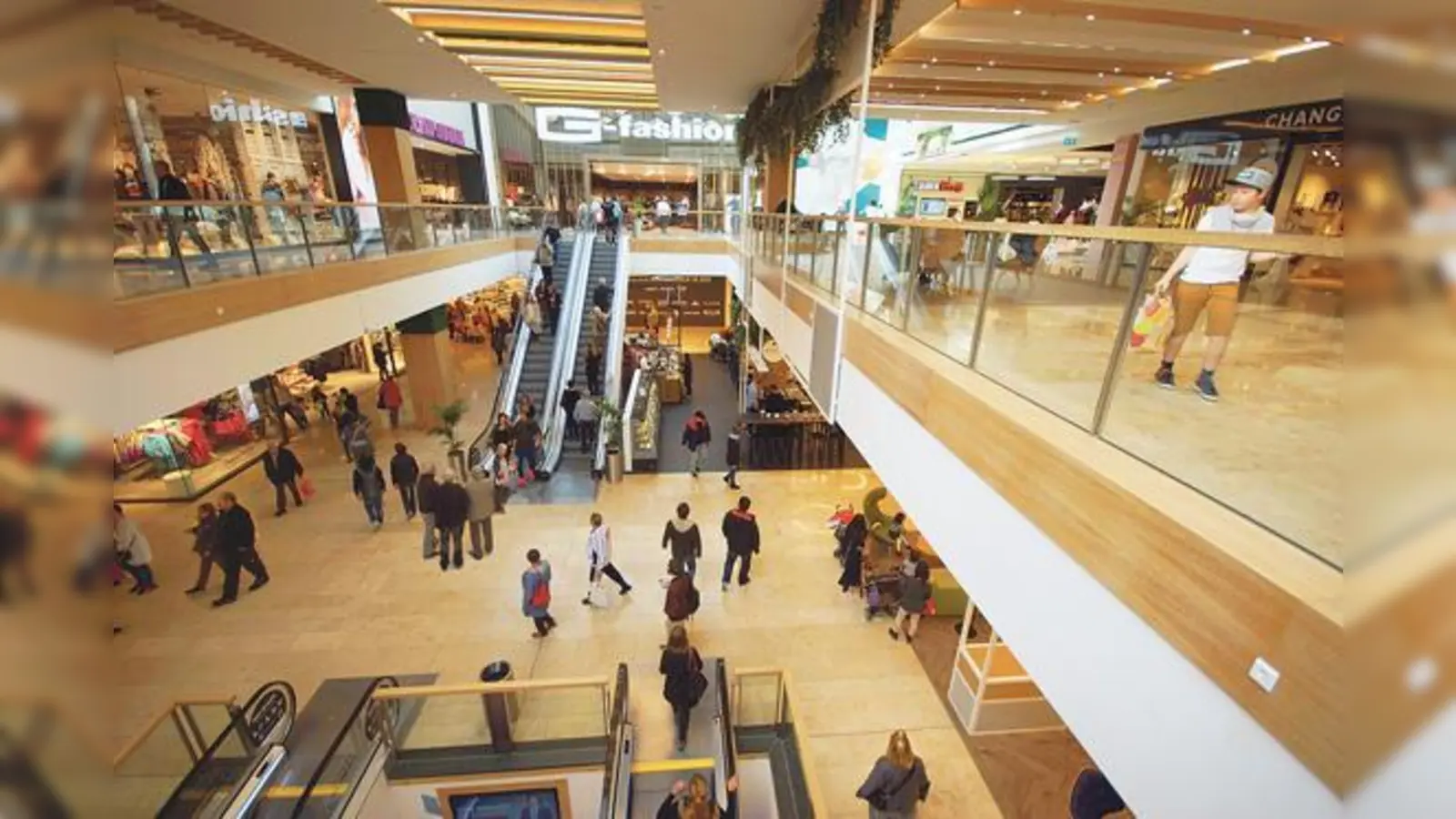 Durch den Umbau der Riem Arcaden erscheint die Mall weitläufiger und heller denn je.  (Foto: Carola Hochgesang)