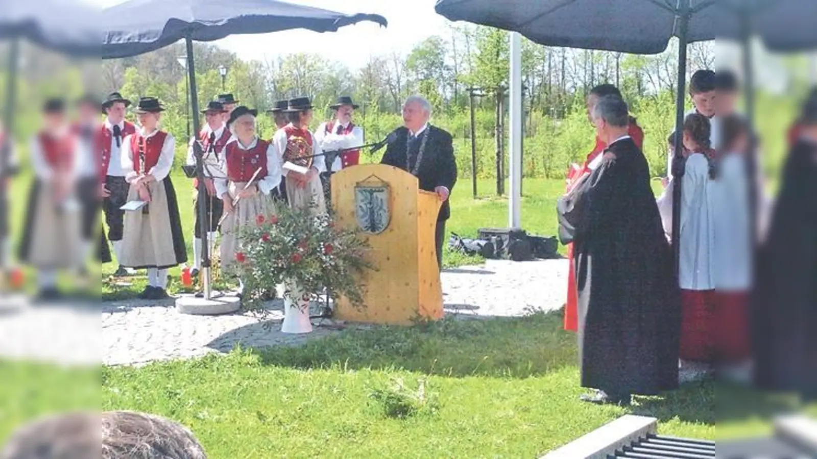 Bürgermeister Helmut J. Englmann übergab die Friedhofserweiterung.	 (Foto: Privat)